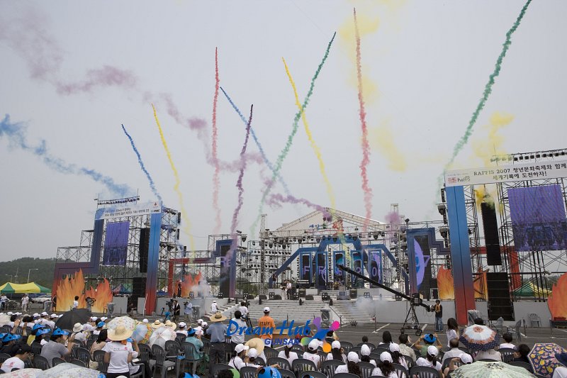 새만금 락 페스티벌 개막 축하 연기가 피어오르는 행사장 모습