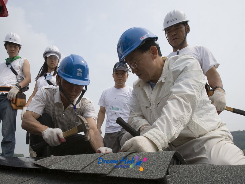 해비다트 자원봉사에 참가해서 지붕 못을 박으시는 문동신 시장님과 김완주 도지사님2