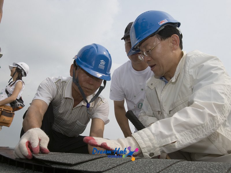 해비다트 자원봉사에 참가해서 지붕 못을 박으시는 문동신 시장님과 김완주 도지사님4