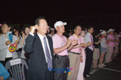 일어나서 공연을 즐기는 문동신 시장님 부부와 시민들의 모습3사진(00003)