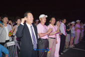 일어나서 공연을 즐기는 문동신 시장님 부부와 시민들의 모습4사진(00004)