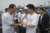 정동영 국회의원님과 악수하시는 문동신 시장님1사진(00008)