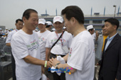 정동영 국회의원님과 악수하시는 문동신 시장님2사진(00009)