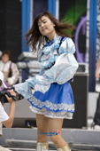 응원복을 입고 춤을 추는 공연가의 모습사진(00007)