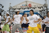 무대에서 춤을 추는 남성 청년들의 모습사진(00002)