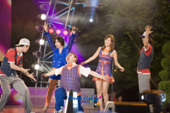 춤을추며 노래를 부르는 그룹 거북이 멤버와 백댄서들2사진(00003)