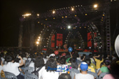 춤을추며 노래를 부르는 그룹 거북이 멤버와 백댄서들과 관객석의 모습1사진(00004)