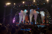 춤을추며 노래를 부르는 그룹 거북이 멤버와 백댄서들과 관객석의 모습4사진(00008)