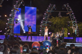 무대에서 노래를 부르는 추소영과 밴드와 관객들의 모습사진(00009)