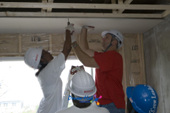 해비다트 자원봉사 하는 외국인들이 천장에 못을 박는 모습1사진(00001)