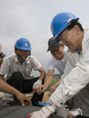 해비다트 자원봉사에 참가해서 지붕 못을 박으시는 문동신 시장님과 김완주 도지사님5사진(00009)