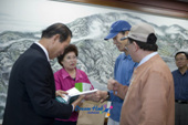 받은 책을 보시는 문동신 시장님과 옆에 서계시는 김성훈총장님과 이용선 여사님과 관계자들사진(00009)