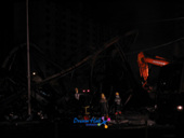 동도보델하우스 화재현장 철거작업을 하는 소방대원들과 포크레인2사진(00007)