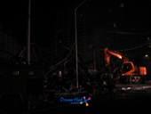 동도보델하우스 화재현장 철거작업을 하는 소방대원들과 포크레인4사진(00009)
