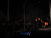 동도보델하우스 화재현장 철거작업을 하는 소방대원들과 포크레인5사진(00010)