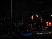 동도보델하우스 화재현장 철거작업을 하는 소방대원들과 포크레인6사진(00011)