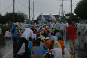 앞에 마련된 무대위에 서 있는 사람들과 자리에 앉아 있는 사람들과 깃발을 들고 돌아다니고 있는 사람들5사진(00005)