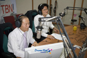 교통방송 일일DJ를 하시는 문동신 시장님과 메인DJ의 모습1사진(00001)