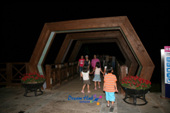 저녁에 은파유원지 물빛다리 입구에 산책온 시민들의 모습2사진(00002)