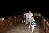 저녁에 은파유원지 물빛다리로 놀러온 시민들의 모습2사진(00005)