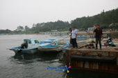 어선이 정박되어있는 항구에서 낚시를 하는 사람들사진(00007)