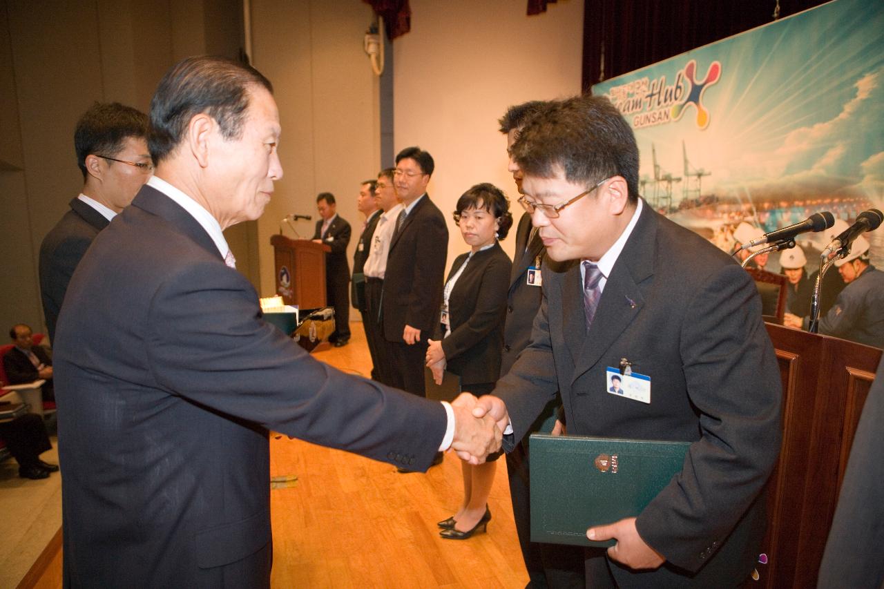 상장을 수여하며 악수하시는 문동신 시장님과 직원4