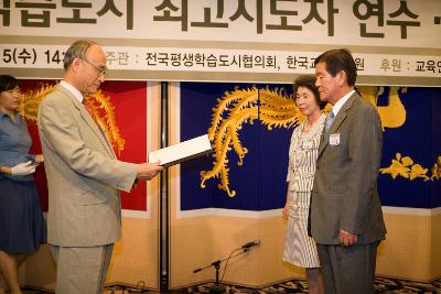 인증서를 보시는 대표님과 앞에 선 수상자들