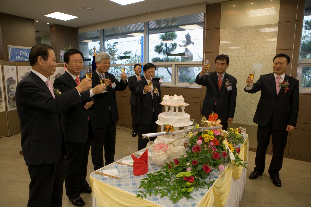 기업은행 공단지점 개소식 축배를 드시는 문동신 시장님과 은행장님과 관련인사들의 모습2