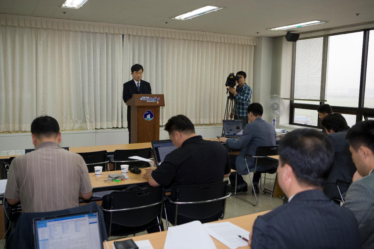 단상에서 말씀하시는 전북대학병원장님과 기자들의 모습