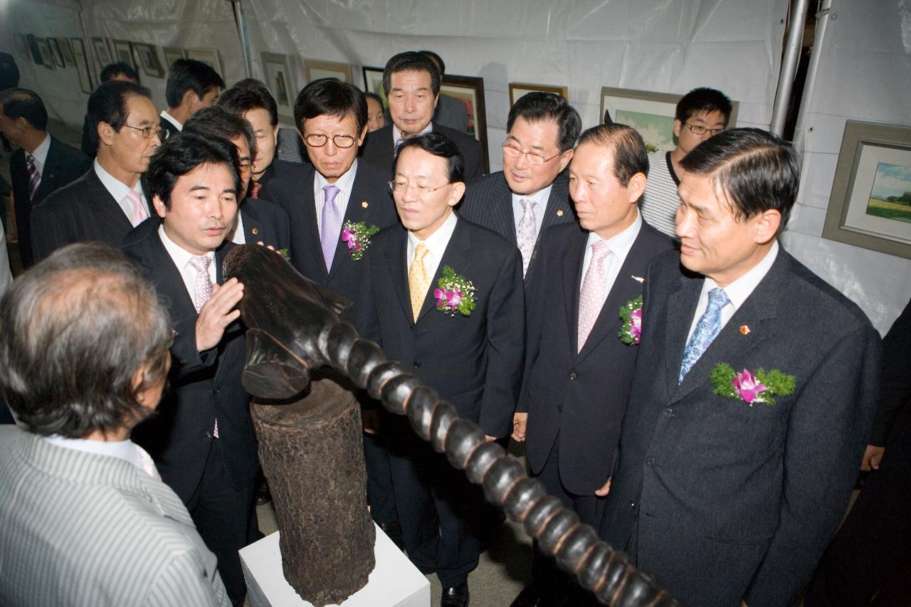 전라예술제에 전시된 조각상을 보는 문동신 시장님과 김완주 도지사님과 관련인사들2