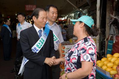 재래시장 상가주민과 악수하시는 문동신 시장님9