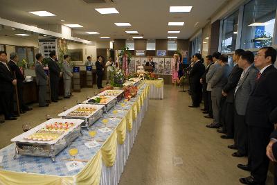 기업은행 공단지점 개소식 축사하시는 문동신 시장님과 양쪽으로 줄서있는 직원들의 모습