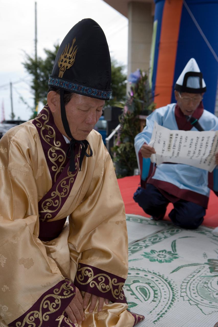 옷을 차려입고 초헌관(시장님)이 아헌례의식을 하고 있는 모습5