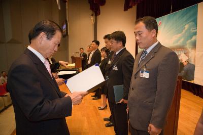 상장을 보시는 문동신 시장님과 앞에 서있는 직원의 모습4