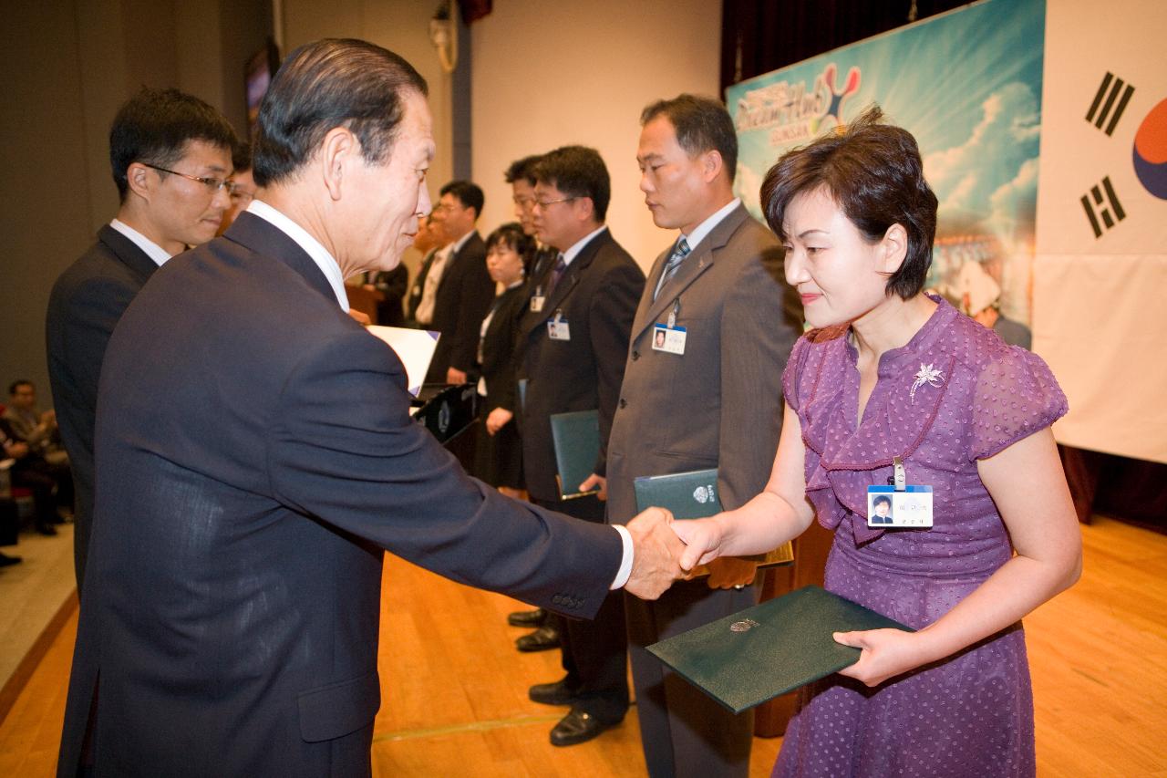 상장을 수여하며 악수하시는 문동신 시장님과 직원6