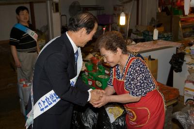 재래시장 상가주민과 악수하시는 문동신 시장님5