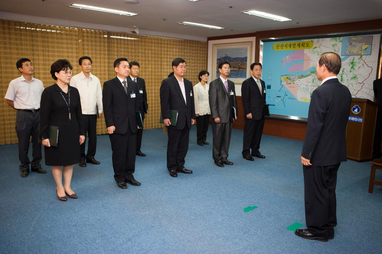 혁신우수공무원들과 마주보고 서계신 문동신 시장님1