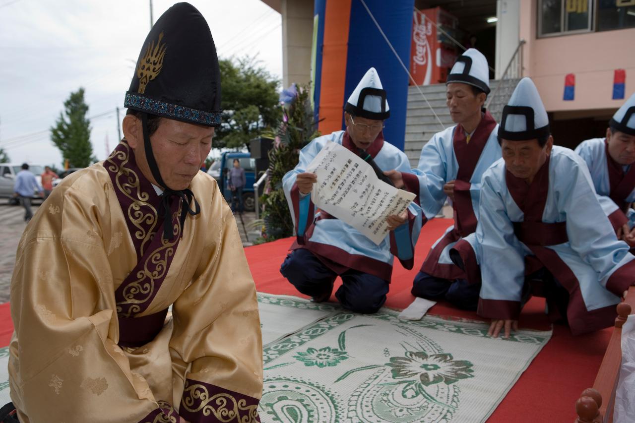 옷을 차려입고 초헌관(시장님)이 아헌례의식을 하고 있는 모습6