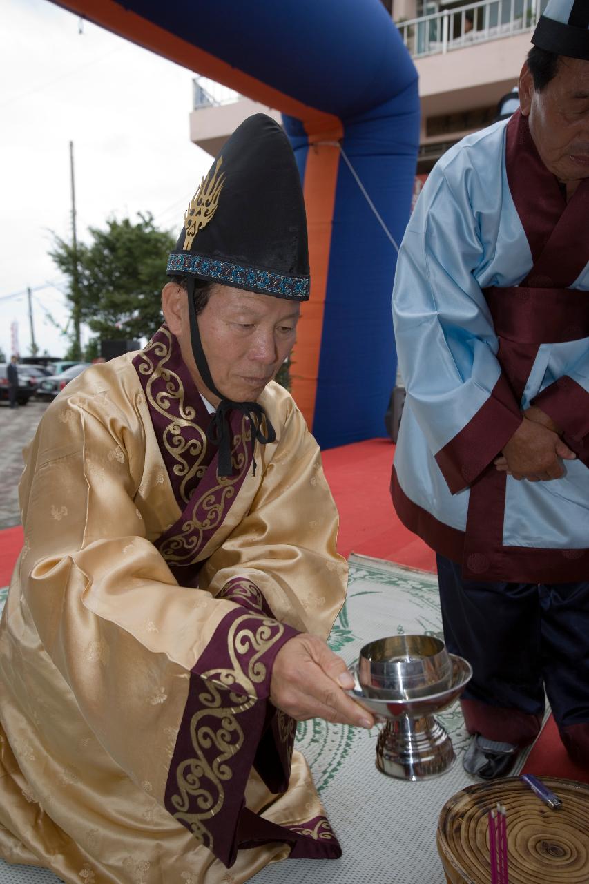 옷을 차려입고 초헌관(시장님)이 아헌례의식을 하고 있는 모습2