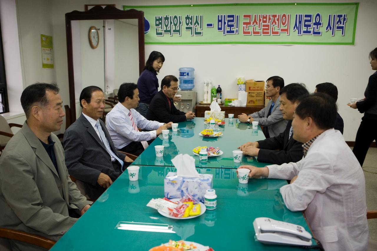 현대중공업 기술연수생 면접시험장에 오신 문동신 시장님과 대화하는 관련인사들2