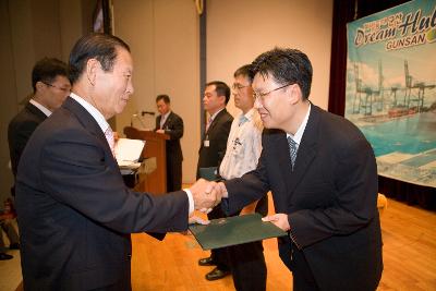 상장을 수여하며 악수하시는 문동신 시장님과 직원1