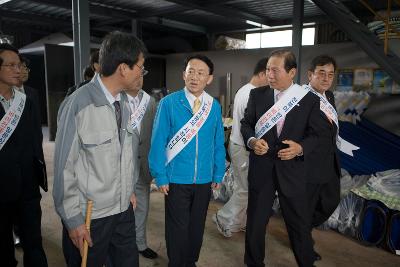 BUY전북 선정기업 공장내부를 시찰하시는 김완주 도지사님과 문동신 시장님과 관련인사들의 모습1