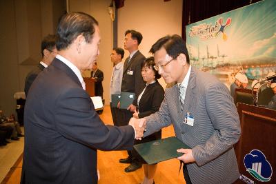 상장을 수여하며 악수하시는 문동신 시장님과 직원3