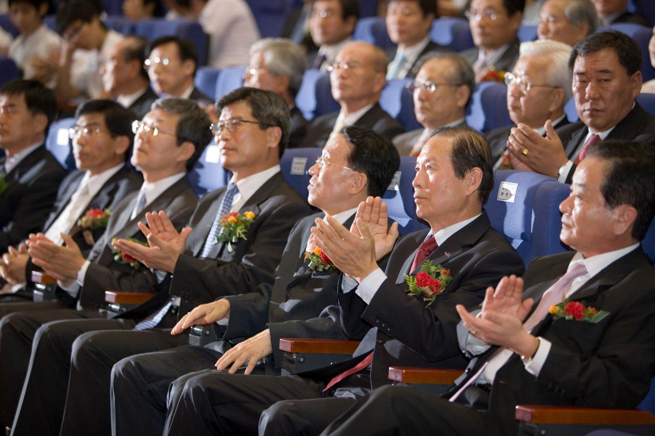 현대중공업 MOU체결식에 참석해서 박수치시는 문동신 시장님과 김완주 도지사님과 관련인사들의 모습