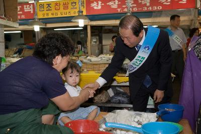 재래시장주민과 악수하시는 문동신 시장님2