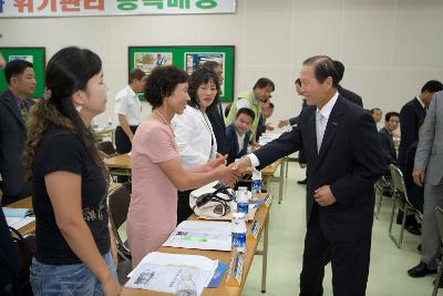 주민예산참여위원회 총회에 참석하신 위원님과 악수하시는 문동신 시장님