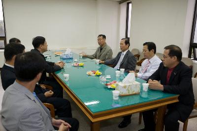 현대중공업 기술연수생 면접시험장에 오신 문동신 시장님과 대화하는 관련인사들5