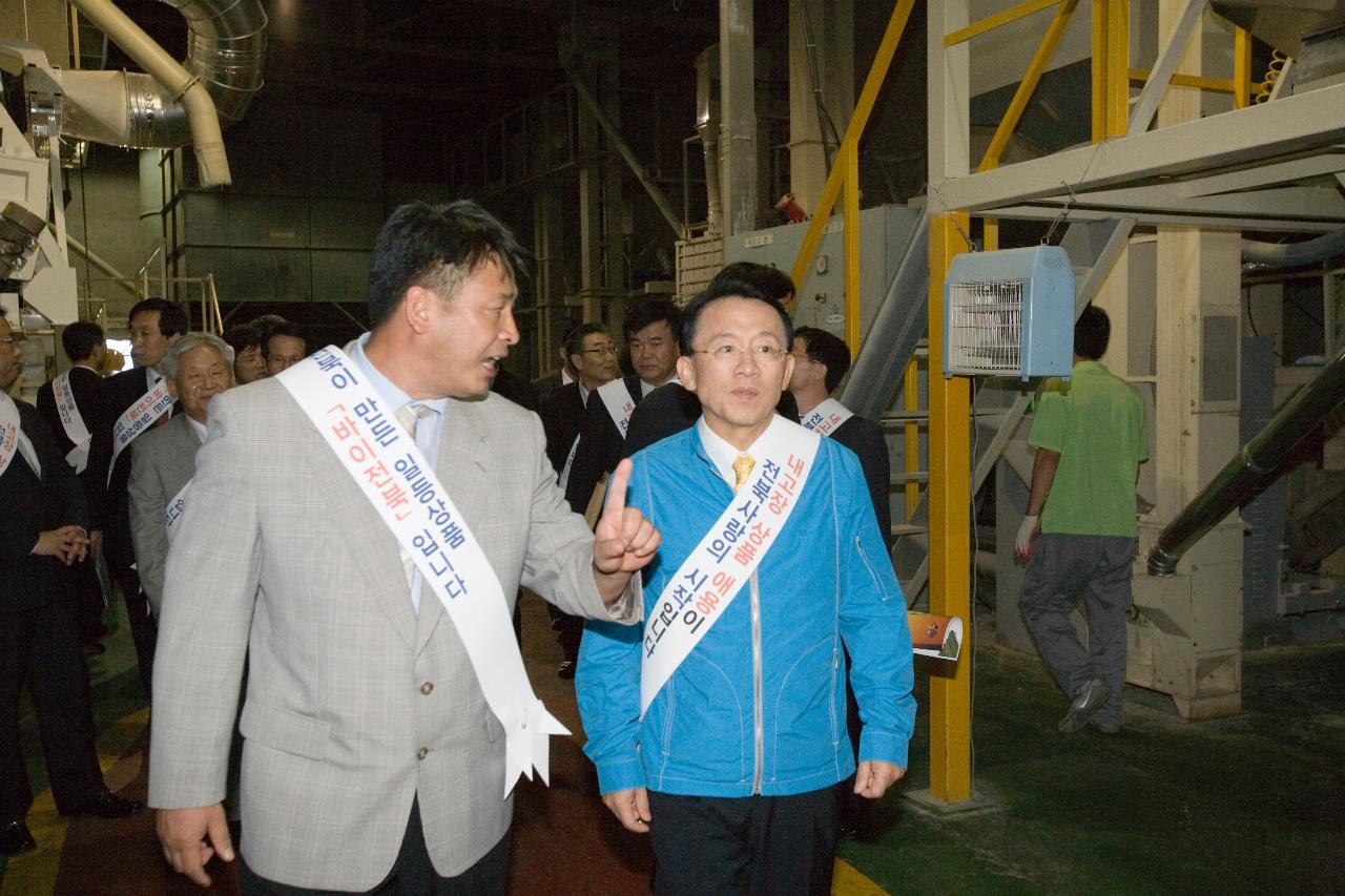 BUY전북 선정기업 공장을 시찰하시는 김완주 도지사님과 관련인사들2