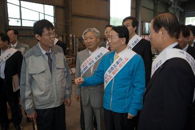 BUY전북 선정기업 공장내부를 시찰하시는 김완주 도지사님과 문동신 시장님과 관련인사들의 모습5