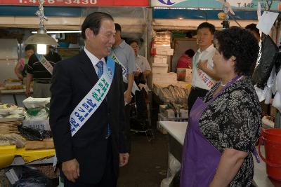 재래시장주민과 대화하시는 문동신 시장님1